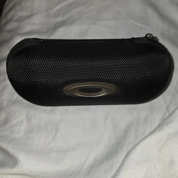 Oakley Hardsided Zippered Sunglasses Case - Picture 1 of 2